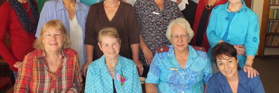 Voor vlnr is Francia van Dyk, Alice Bredenkamp, Linda Meyer en Anita van Dyk, met Alice se suster, Suzie Rademan agter haar, saam met die groep vriendinne wat oor ‘n koppie tee van Alice afskeid geneem het